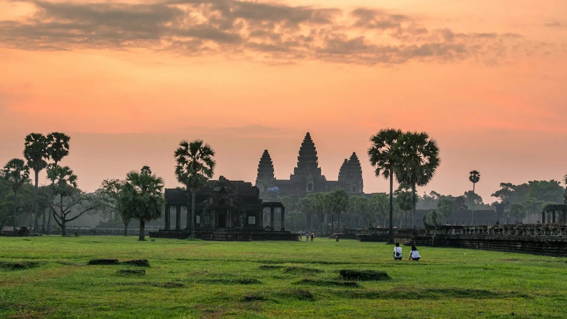 roth-chanvirak-sunrise-at-angkor-wat